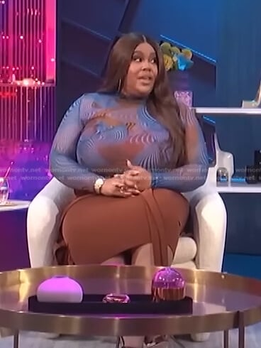 Nina’s blue and brown printed mesh top on E! News Nightly Pop
