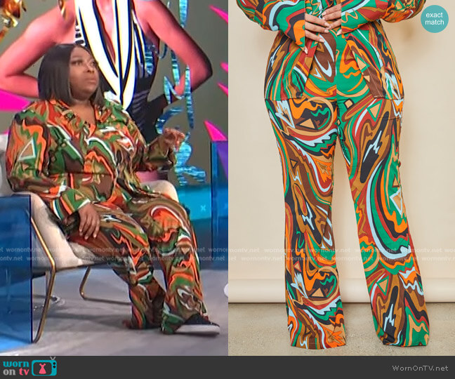Pretty Little Thing Plus Multi Abstract Print Chiffon Flare Pants worn by Loni Love on E! News
