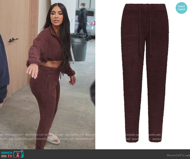 Skims Cozy Knit Drawstring Legging worn by Kim Kardashian (Kim Kardashian) on The Kardashians