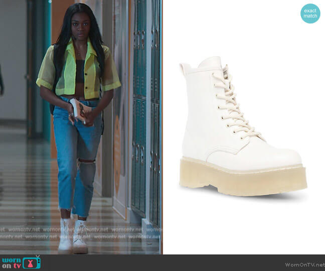Steve Madden Bettyy White Boots worn by Calliope Burns (Imani Lewis) on First Kill