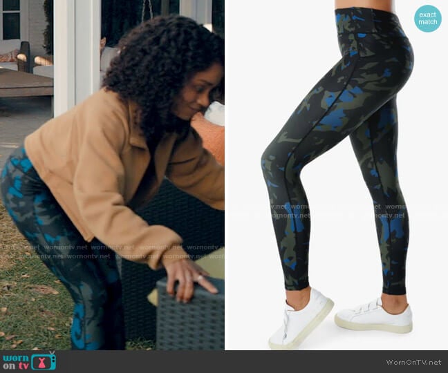 Sweaty Betty All Day Leggings in Black Split Camo Print worn by Mia Brooks (Rachel Hilson) on Love Victor