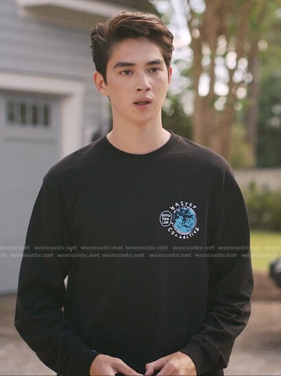 Steve’s black logo print shirt on The Summer I Turned Pretty