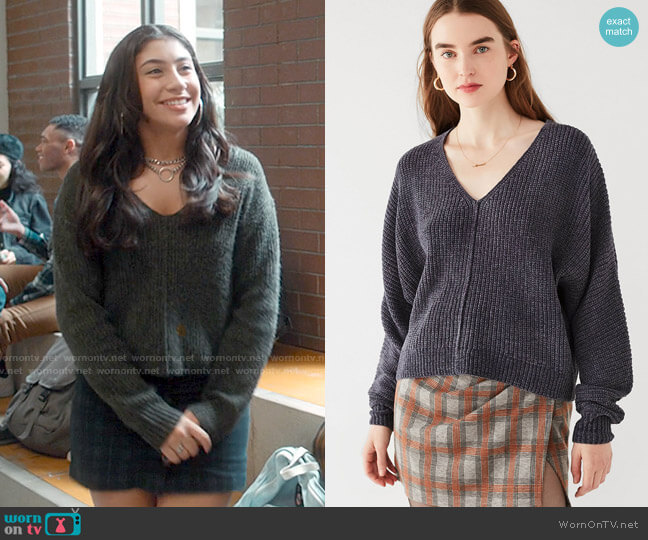 Urban Outfitters Oversized Chenille V-Neck Sweater worn by Pilar Salazar (Isabella Ferreira) on Love Victor
