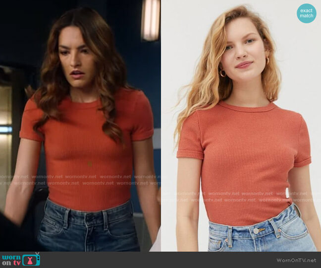 Urban Outfitters Perfect Ribbed Baby Tee in Terracotta worn by Allegra Garcia (Kayla Compton) on The Flash