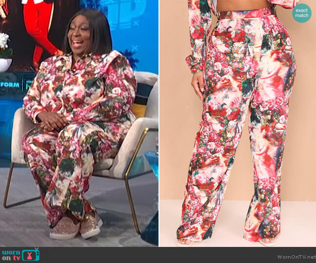 Pretty Little Thing Plus Rose Femme Renaissance Print Wide Leg Pants worn by Loni Love on E! News