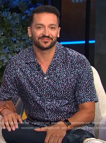 Jai Rodriguez’s floral print shirt on E! News Daily Pop