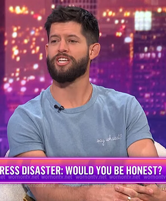 Hunter’s blue embroidered tee on E! News Nightly Pop