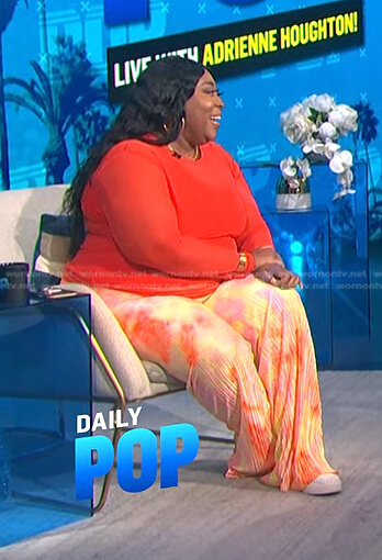Loni’s tie dye pleated pants on E! News Daily Pop