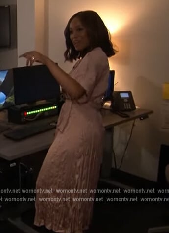 Rachel’s pink wrinkled wrap dress on Extra