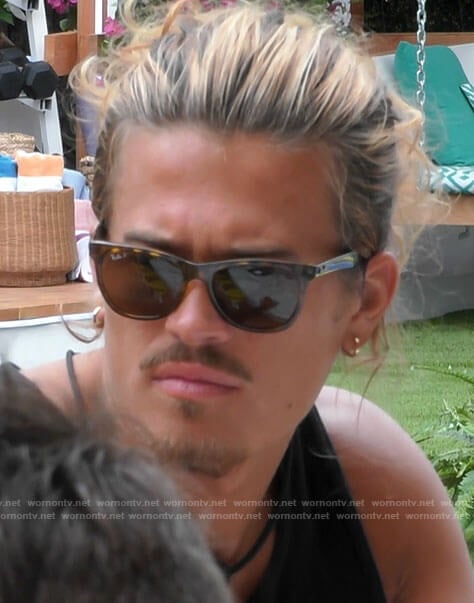 Tyler’s tortoiseshell wayfarer sunglasses on Love Island USA
