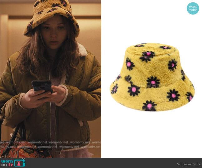 Umeepar Faux Fur Bucket hat in Daisy worn by Lucy (Zoe Margaret Colletti) on Only Murders in the Building