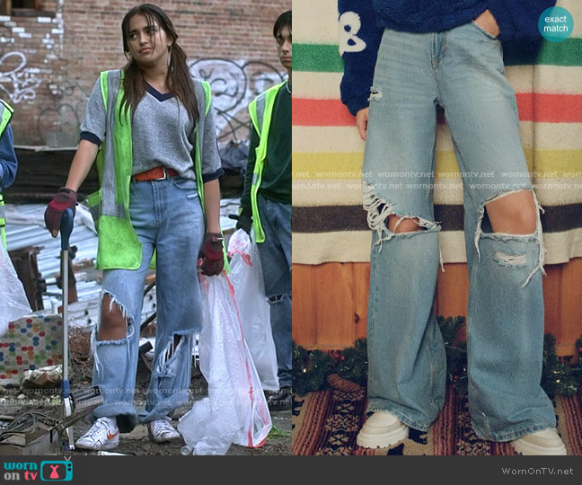 BDG Skater Extra Baggy Jean in Tinted Denim worn by Noa Olivar (Maia Reficco) on Pretty Little Liars Original Sin