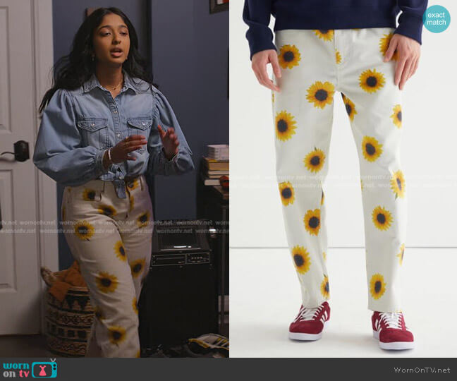BDG Cropped Bow Fit Jean in Printed Sunflower worn by Devi Vishwakumar (Maitreyi Ramakrishnan) on Never Have I Ever