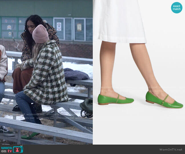 Frances Valentine Jude Mary Jane Leather Flat Green worn by Imogen Adams (Bailee Madison) on Pretty Little Liars Original Sin