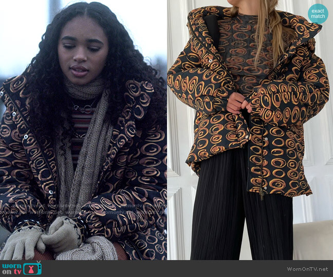 Find Me Now Nova Puffer Jacket in Midnight worn by Tabitha 'Tabby' Hayworth (Chandler Kinney) on Pretty Little Liars Original Sin