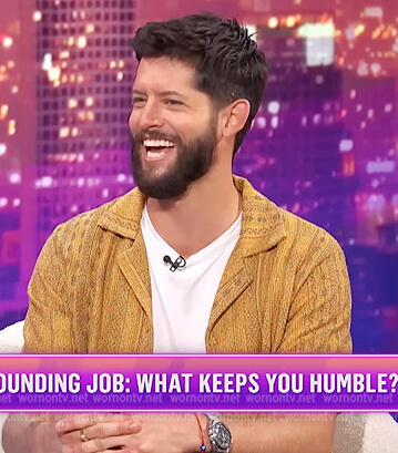 Hunter’s mustard textured shirt on E! News Nightly Pop