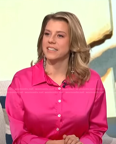 Jodie Sweetin’s pink satin shirt on E! News Daily Pop