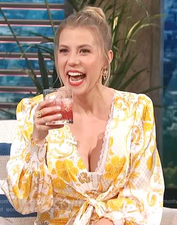 Jodie Sweetin’s yellow floral print dress on E! News Daily Pop