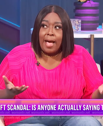 Loni’s pink striped tee on E! News Nightly Pop
