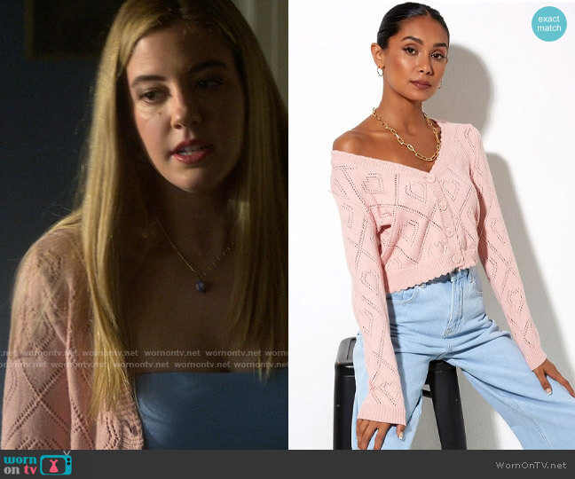 Motel Samo Cardigan in Diamond and Heart Pink worn by Kelly Beasley (Mallory Bechtel) on Pretty Little Liars Original Sin