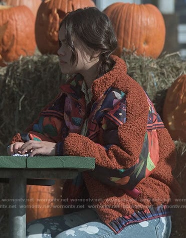 Mouse’s printed fleece jacket on Pretty Little Liars Original Sin