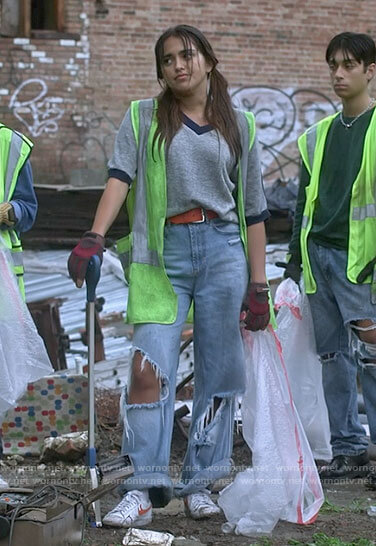 Noa’s ripped baggy jeans  on Pretty Little Liars Original Sin