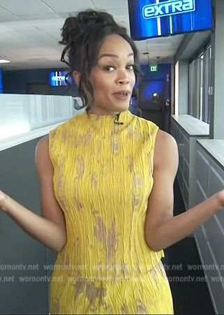 Rachel’s yellow textured top on Extra