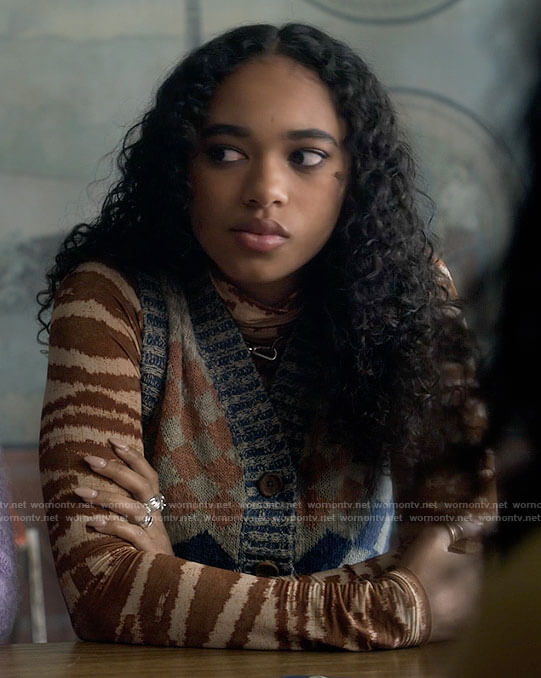 Tabby’s printed top, diamond print vest, green quilted jacket and jeans on Pretty Little Liars Original Sin