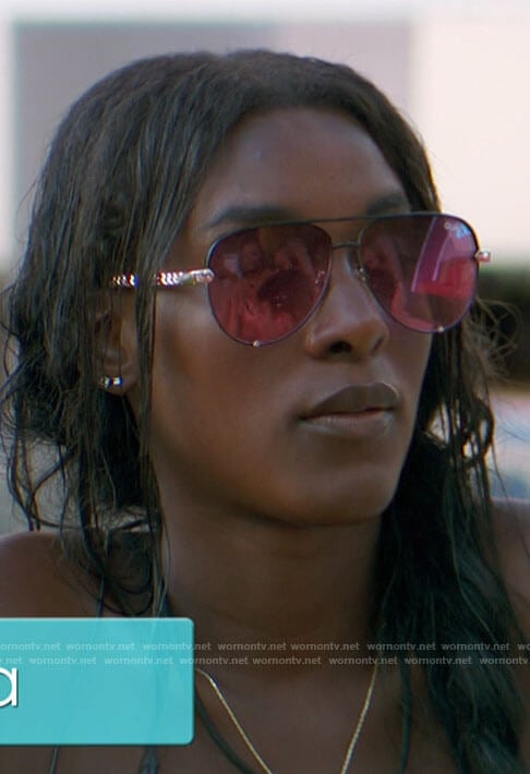 Zeta’s black and gold sunglasses on Love Island USA