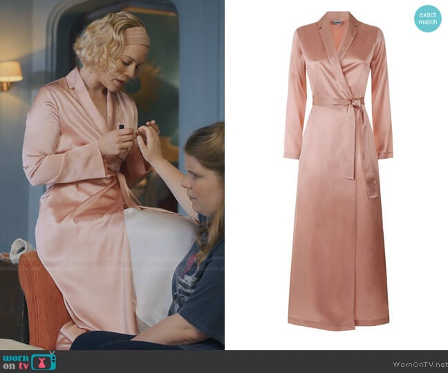 LA Perla Powder pink silk long robe worn by Stella (Hannah van der Westhuysen) on Fate The Winx Saga