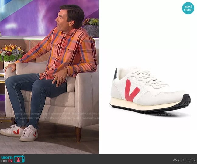 Veja Logo-patch low-top sneakers worn by Jerry O'Connell on The Talk