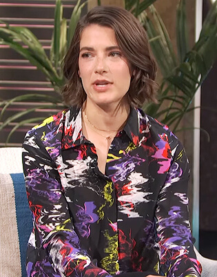 Daryn Carp’s abstract print blouse on E! News Daily Pop