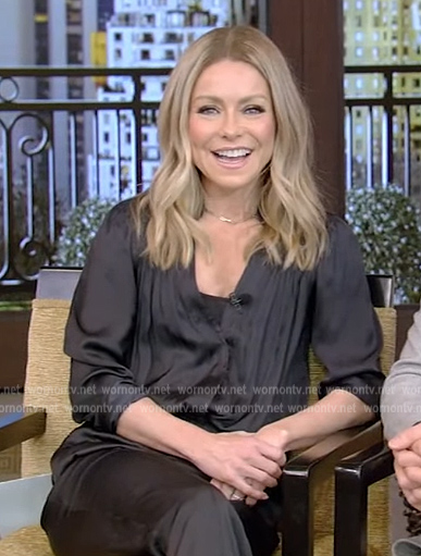 Kelly’s black satin jumpsuit and yellow pumps on Live with Kelly and Mark