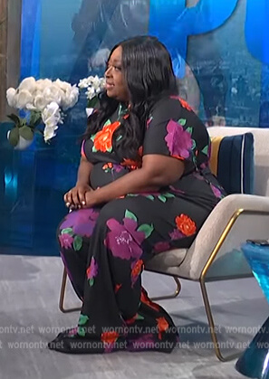 Loni’s black floral tie waist jumpsuit on E! News Daily Pop