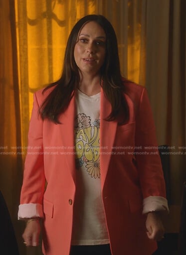 Maddie’s print tee and pink blazer on 9-1-1