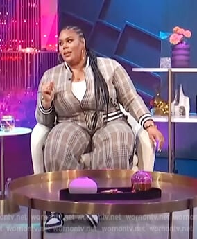 Nina Parker’s plaid jacket and pants on E! News Nightly Pop