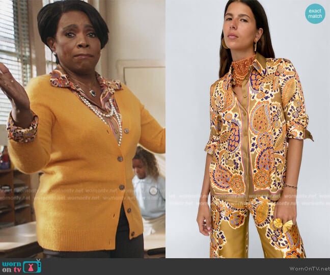 Zara Flowy Printed Blouse in Toffee worn by Barbara Howard (Sheryl Lee Ralph) on Abbott Elementary