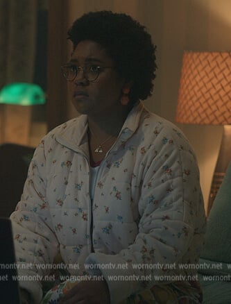 Beth’s white floral quilted jacket on Stargirl