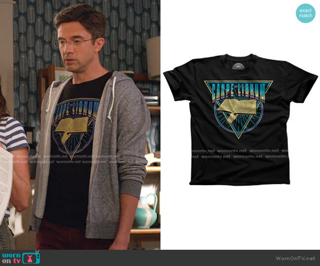 Boredwalk Carpe Librum T-Shirt worn by Tom (Topher Grace) on Home Economics