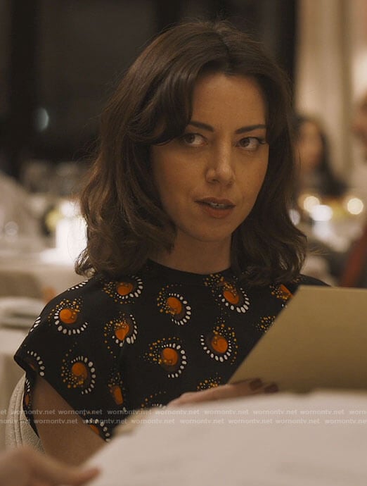 Harper’s black printed top on The White Lotus