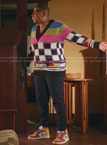 Hen’s multicolor printed v-neck sweater on 9-1-1