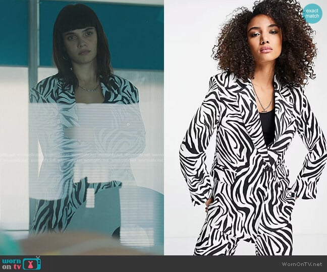 Bershka Satin Blazer in zebra print worn by Mencia Blanco (Martina Cariddi) on Elite