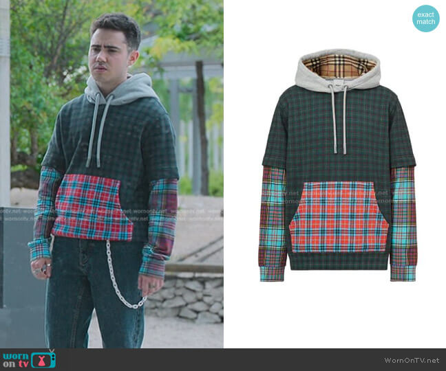 Burberry Check Panelled Hoodie worn by Nico (Ander Puig) on Elite