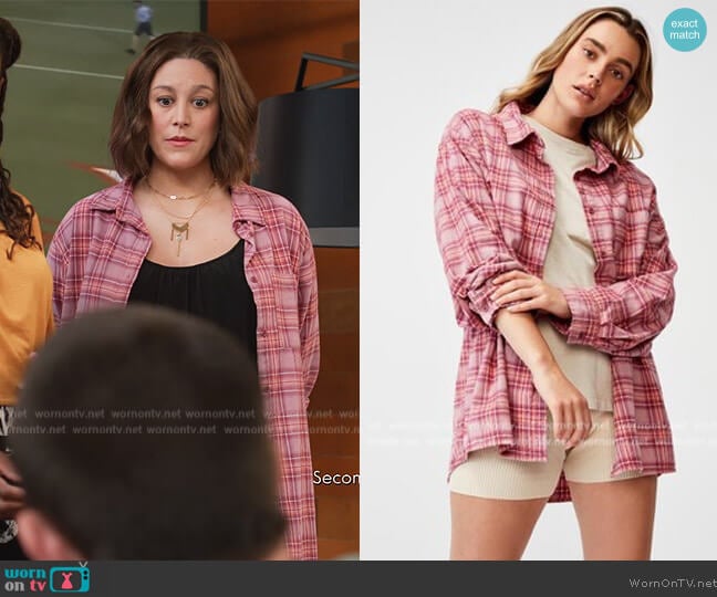 Cotton On Boyfriend Shirt worn by Sarah (Caitlin McGee) on Home Economics