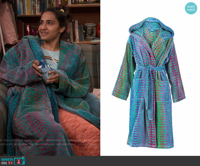 Elaiva Ocean Magic Hooded Bath Robe worn by Bela Malhotra (Amrit Kaur) on The Sex Lives of College Girls