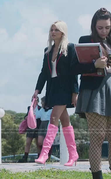 Isadora’s pink boots and bag on Elite