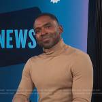 Justin’s beige turtleneck sweater on E! News