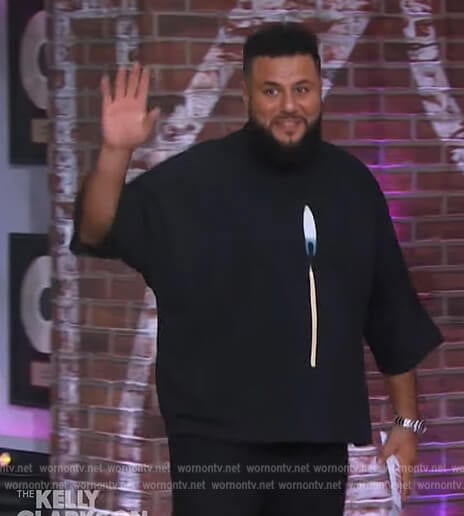 Mohammed Amer’s black match print tee on The Kelly Clarkson Show