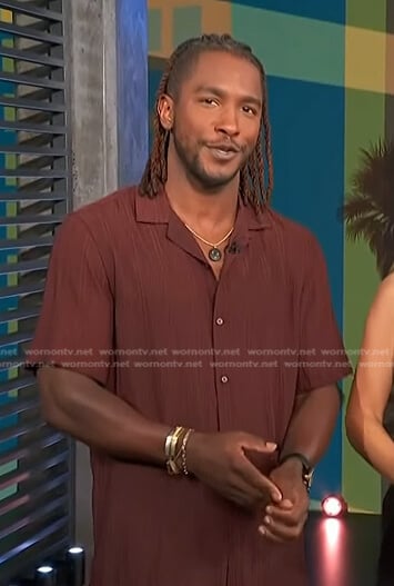 Scott’s brown short sleeve shirt on Access Hollywood