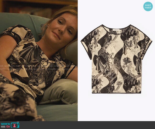 Tory Burch Printed T-shirt in French Cream Muse worn by Daphne (Meghann Fahy) on The White Lotus
